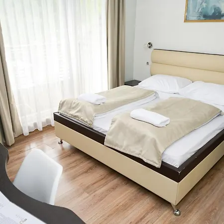 Plaza 3* 亚伊采