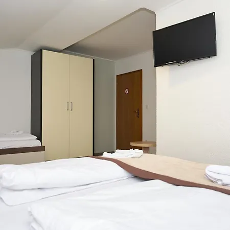 汽车旅馆 Plaza 3*